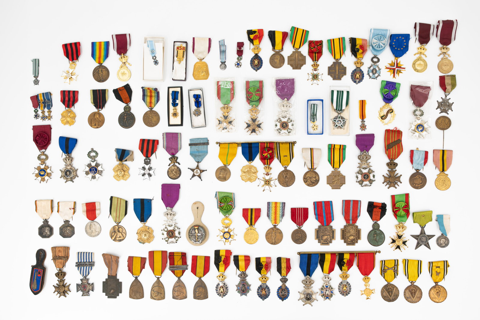 A large lot of approximately 85 various, mostly war and military medals: A large lot of approximately 85 various honorary medals. Mostly war and military medals 19th/20th century.
