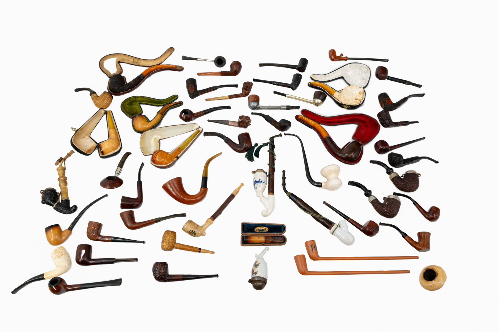 A large collection of 50 variously shaped antique pipes: A large collection of 50 variously shaped antique pipes with figures in pipe clay, carved wood and porcelain. 19th/20th century. L: 20 cm, largest