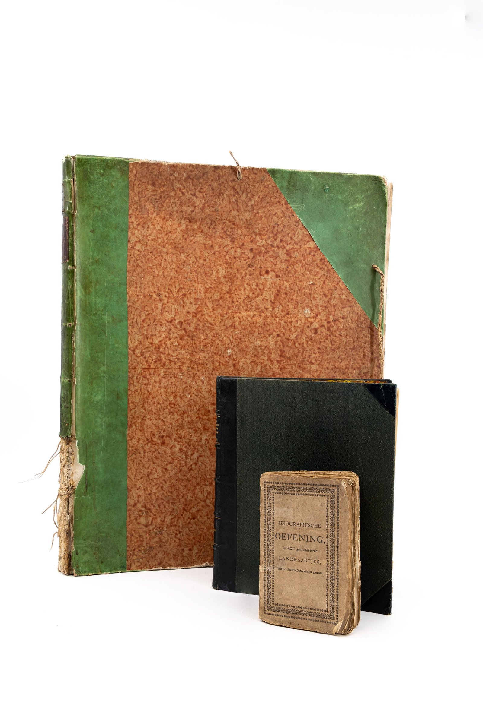 A composed lot of three atlas and geographical books: A composed lot of three atlas and geographical books. Smallest is dated 1778, middle size Gravé par P.F TARDIEU a Paris and dated 1804, largest by D'Auville in 1786. H: 56 - W: 46 cm, largest