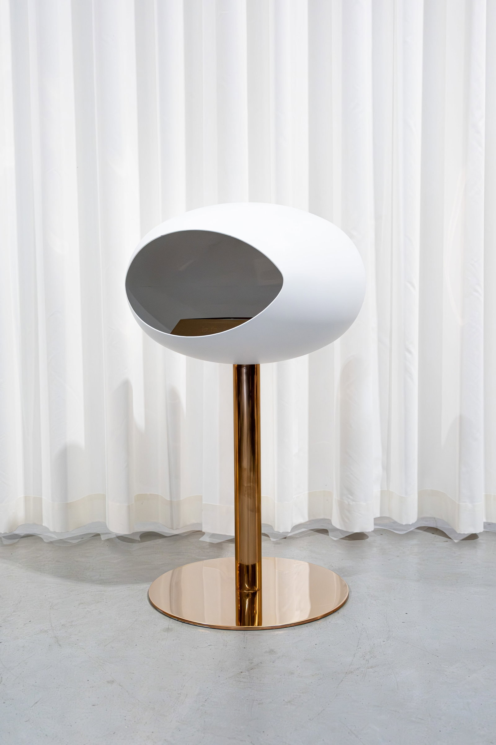 A compact Le Feu Bio Fireplace white ground steel: A compact Le Feu Bio Fireplace white ground steel low - stainless steel. (New price circa € 2000.) 21th century. H: 85 cm