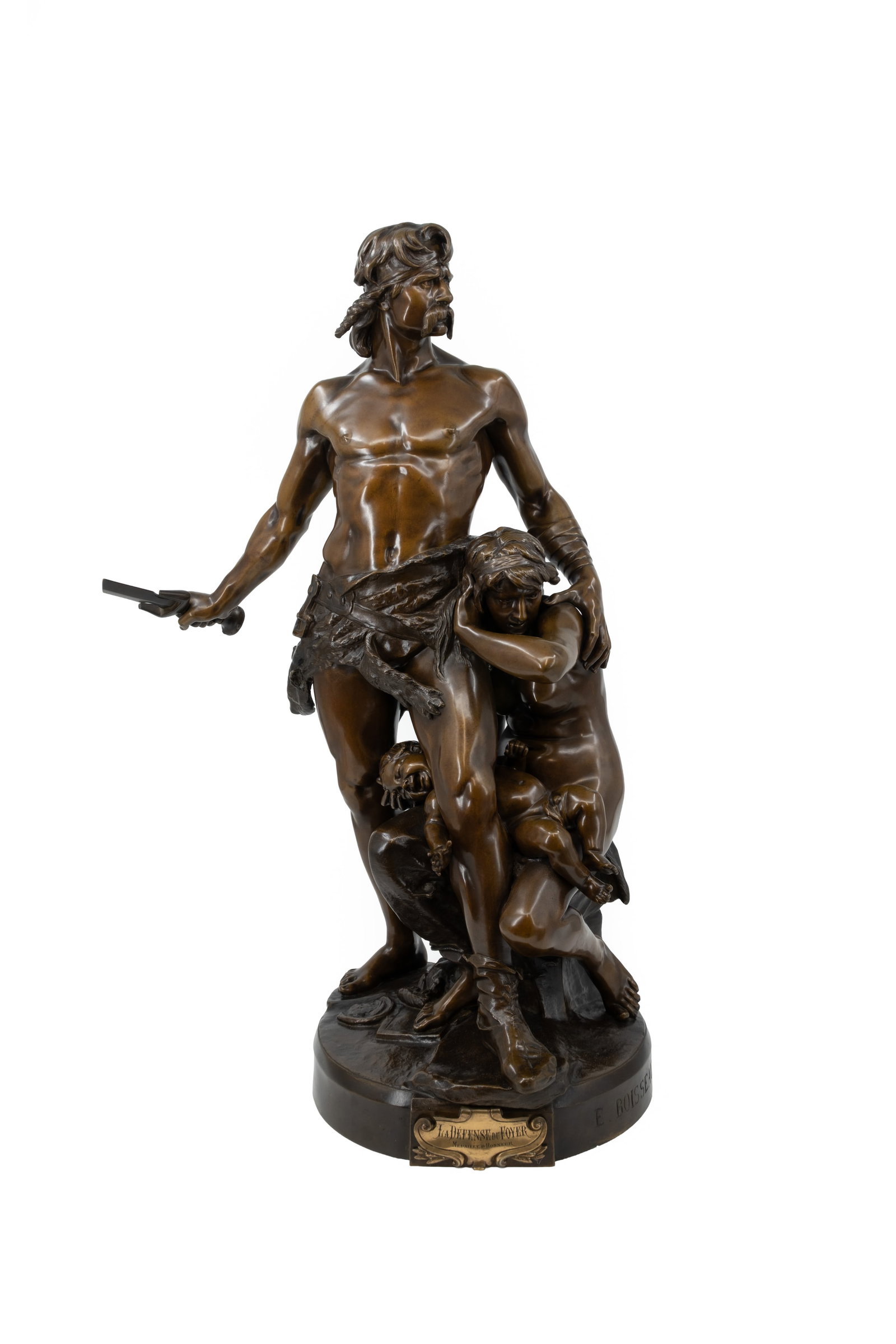 Émile André BOISSEAU (1842-1923) "La Défense du Foyer". A large antique French bronze sculpture: Émile André BOISSEAU (1842-1923) "La Défense du Foyer". A large antique French and patinated bronze sculpture of a Gaul protecting his family. Signed, 19th century. H: 86 cm