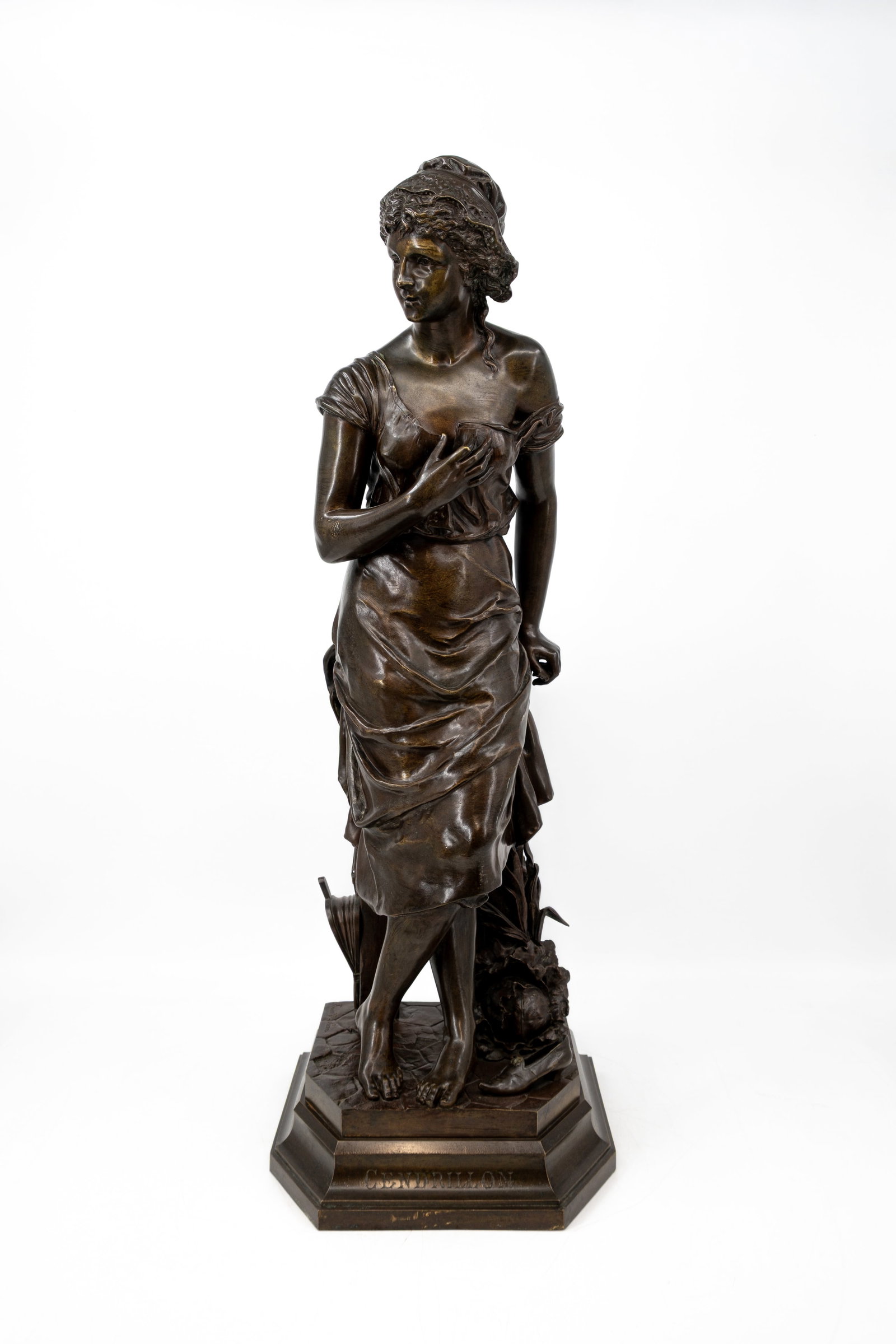 Charles Georges FERVILLE - SUAN (1848-1925) "Cendrillon" A large antique patinated bronze sculpture: Charles Georges FERVILLE - SUAN (1848-1925) "Cendrillon". A large antique patinated bronze sculpture of a standing lady. 19th century. H: 82 cm, with base