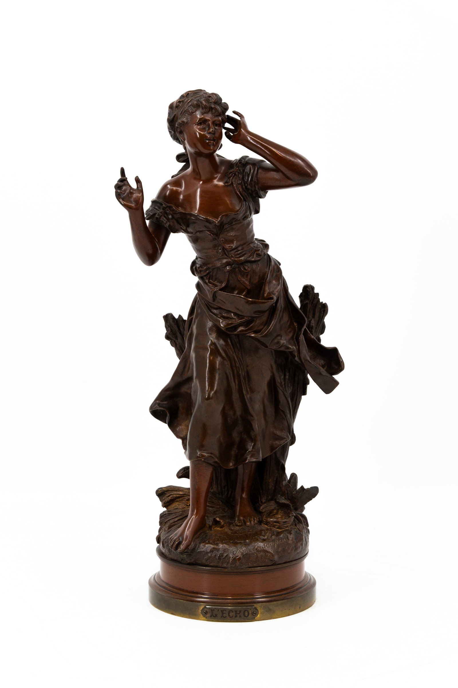 Mathurin MOREAU (1822-1912) "L'Echo" An antique French patinated bronze sculpture: Mathurin MOREAU (1822-1912) "L'Echo". An antique French patinated bronze sculpture of a lady. Signed "Moreau Sculpteur". 19th century. H: 44,5 cm