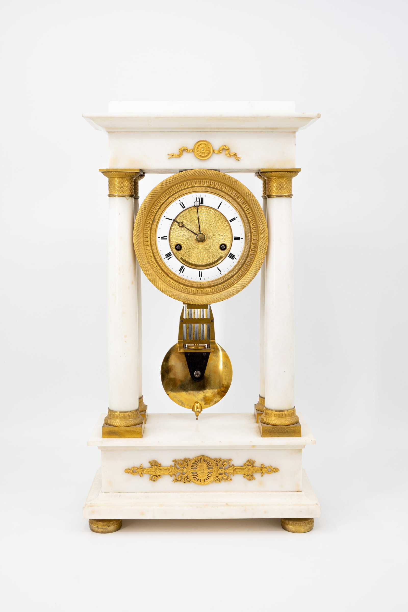 A large antique French Empire-style marble portico mantel clock with gilt bronze mountings: A large antique French Empire-style portico white marble column mantel clock with gilt bronze mountings. 19th century. H: 60 - W: 33 cm