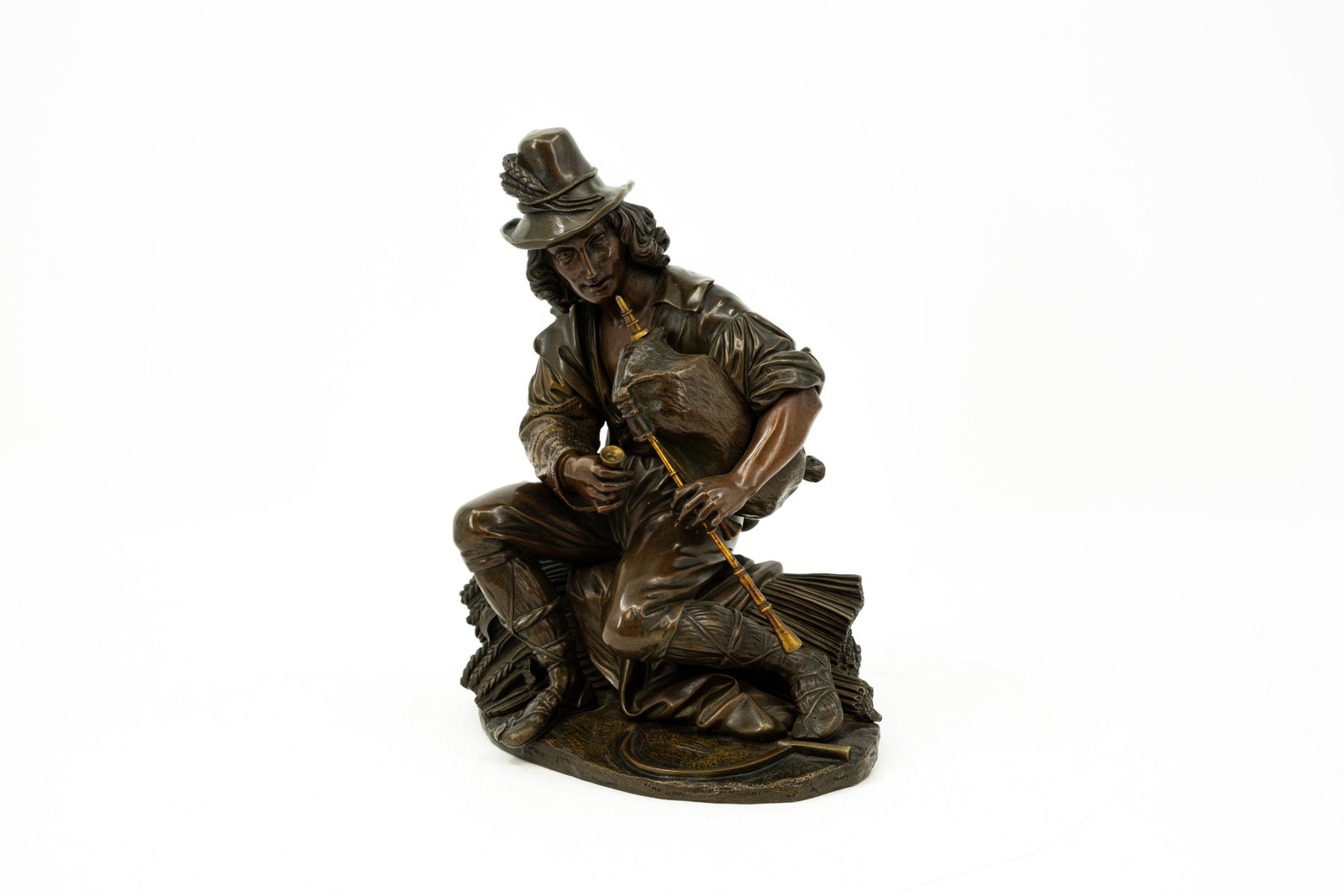 Jean-Jacques FEUCHÈRE (1807-1852) After. An antique French patinated bronze sculpture: After Jean-Jacques FEUCHÈRE (1807-1852). An antique French patinated bronze figure of a bagpipe player. Illegibly signed, 19th century. H: 29,5 - W: 23 cm