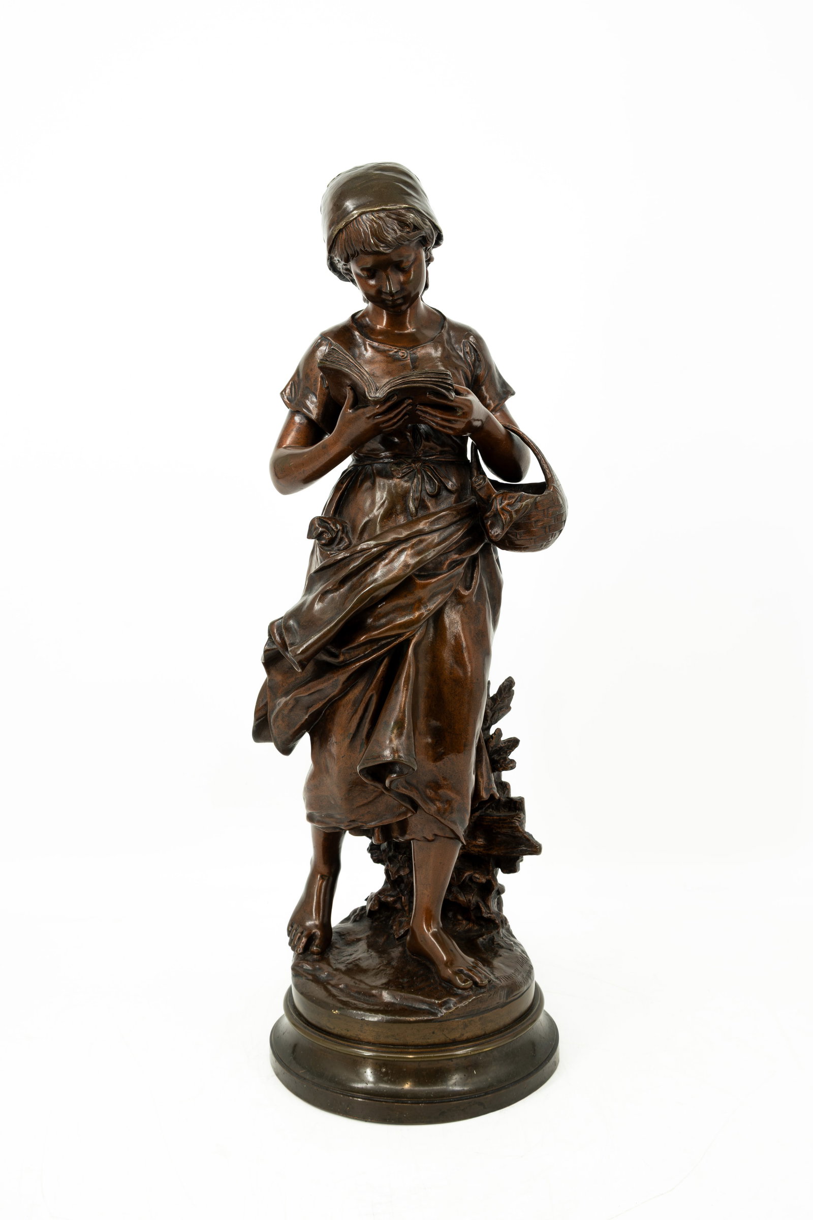 Mathurin MOREAU (1822-1912) "L'Étudiante" An antique French patinated bronze sculpture: Mathurin MOREAU (1822-1912) "L'Étudiante". An antique French patinated bronze sculpture of a reading lady. Signed and marked "Hors Concours". 19th century. H: 59 cm