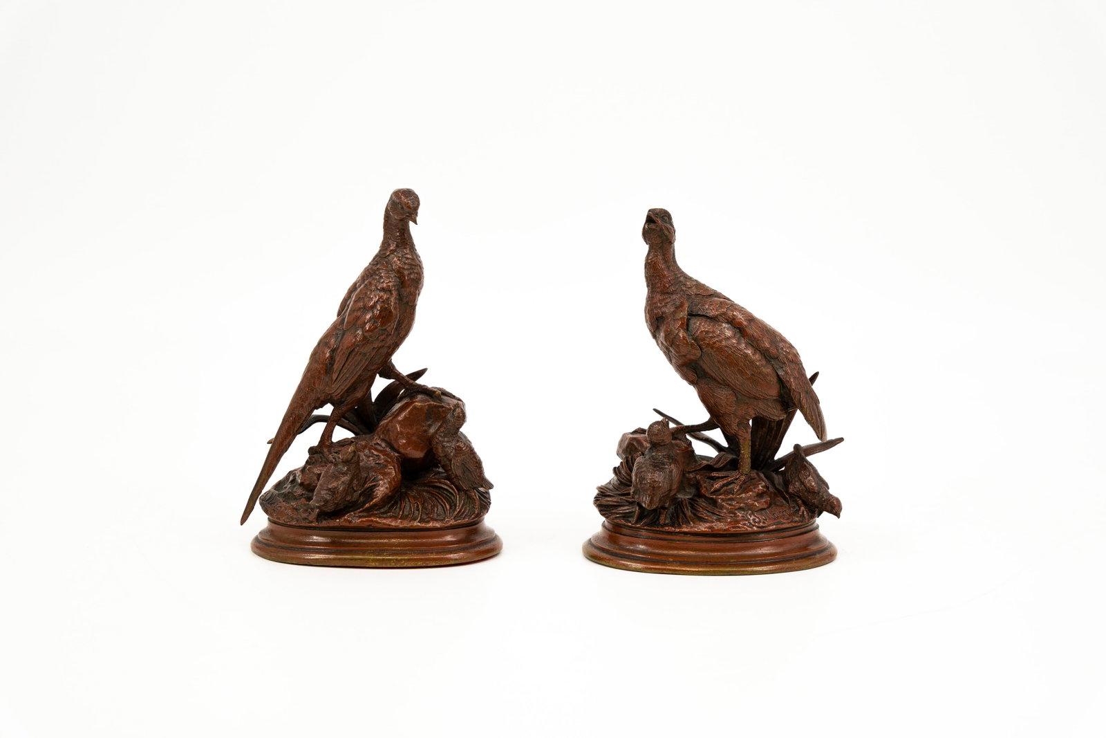 Jules MOIGNIEZ (1835-1894) A charming antique matching pair of patinated bronze animalier sculptures: Jules MOIGNIEZ (1835-1894) A charming antique matching pair of patinated bronze animalier sculptures representing of pheasant and her chickens. Signed, late 19th century. H: 14 - 14,5 cm