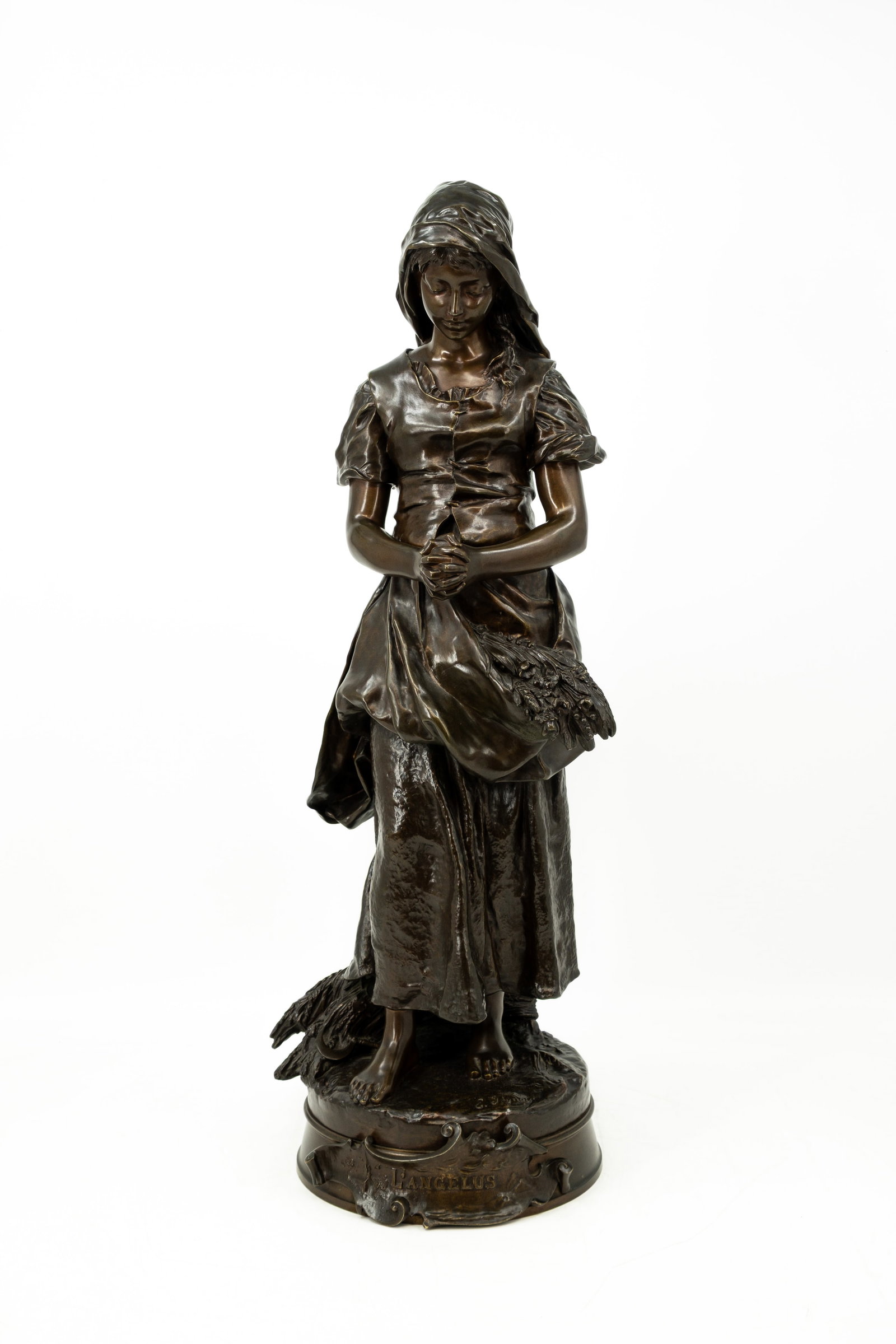 Émile Edmond PEYNOT (1850-1932) "L'Angelus" An antique French patinated bronze sculpture: Émile Edmond PEYNOT (1850-1932) "L'Angelus". An antique French patinated bronze sculpture of a praying lady. Signed, late 19th century. H: 71,5 cm