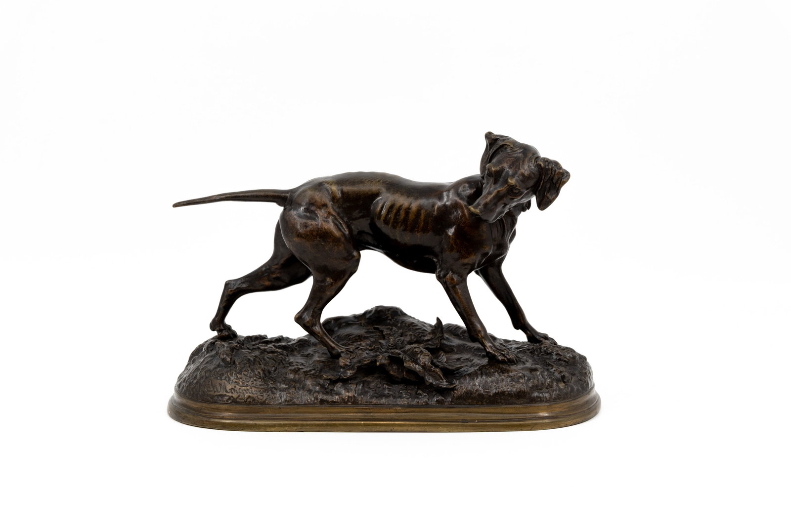 Jules MOIGNIEZ (1835-1894) An antique French patinated bronze animalier sculpture: Jules MOIGNIEZ (1835-1894) An antique French patinated bronze animalier sculpture of a standing hunting dog. Signed, late 19th century. H: 20,5 - W: 32 cm