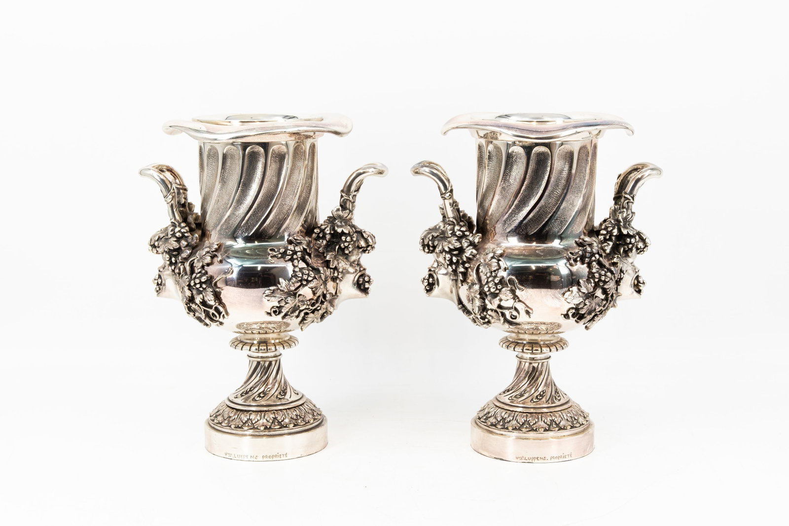 H. LUPPENS & CIE (XIX - XX) A pair of antique silver plated bronze urn vases (1 of 10)