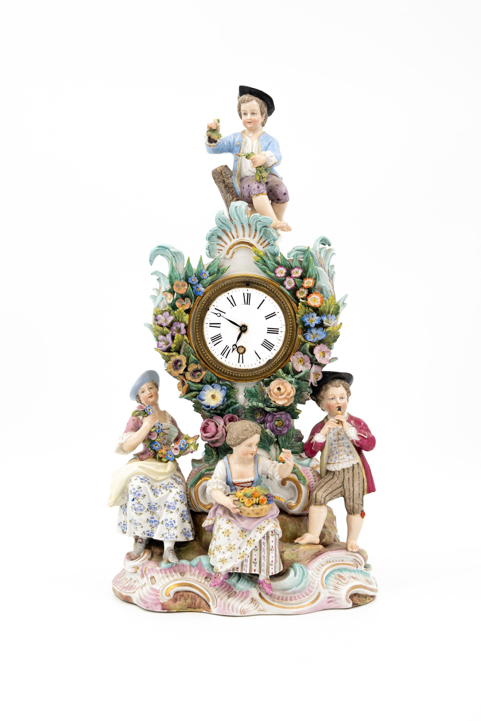 An antique German Ludwigsburg Saxony Meissen style figurally decorated porcelain mantel clock: An antique German Ludwigsburg Saxony Meissen style porcelain mantel clock, richly decorated with a figural scene. Marked, late 19th century. H: 38,5 - W: 20 cm