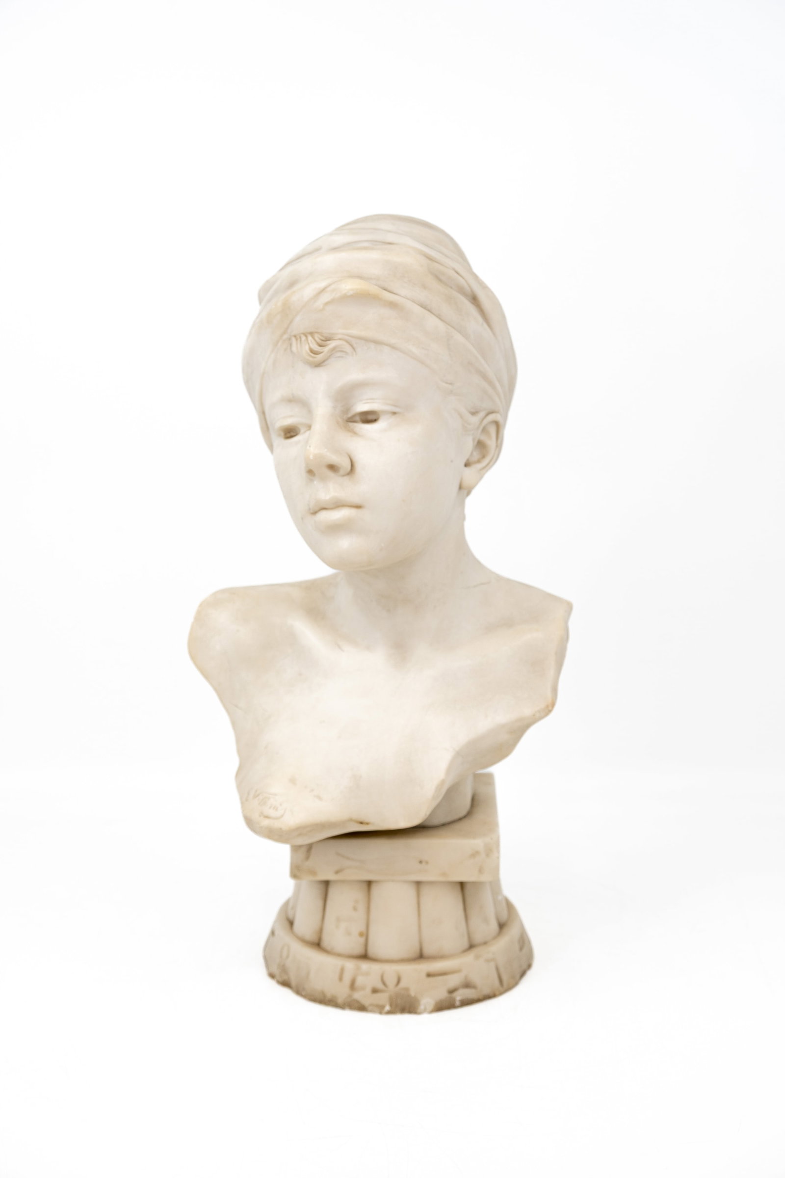Emmanuel VILLANIS (1858-1914) An antique carved alabaster marble bust sculpture: Emmanuel VILLANIS (1858-1914) An antique carved alabaster marble bust sculpture of an oriëntal style lady. Signed, late 19th century. H: 53 cm