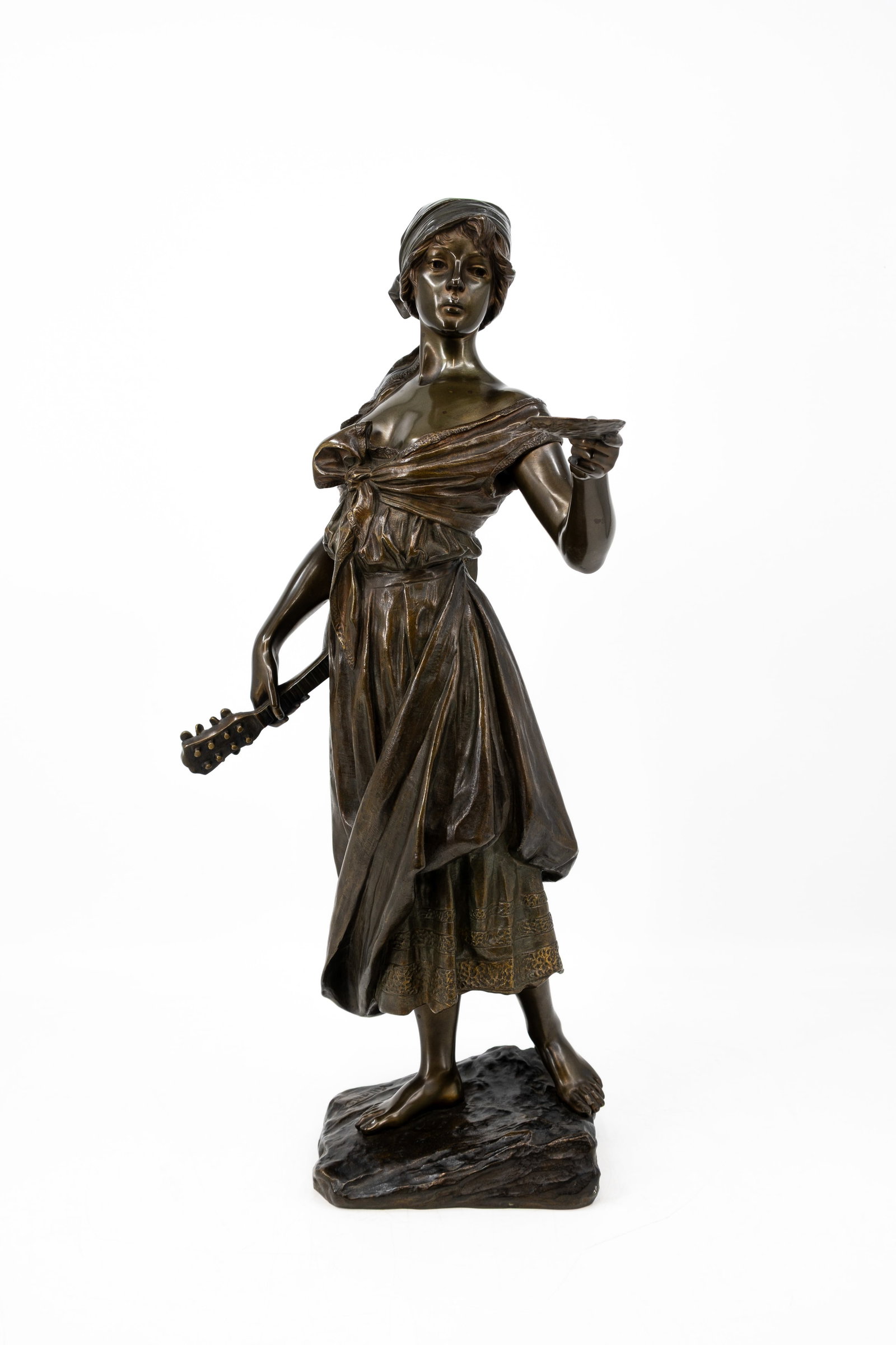 Emmanuel VILLANIS (1858-1914) An antique art nouveau French patinated bronze sculpture: Emmanuel VILLANIS (1858-1914) An antique art nouveau French patinated bronze sculpture of a mandoline playing gypsy lady. Signed, late 19th century. H: 64 cm