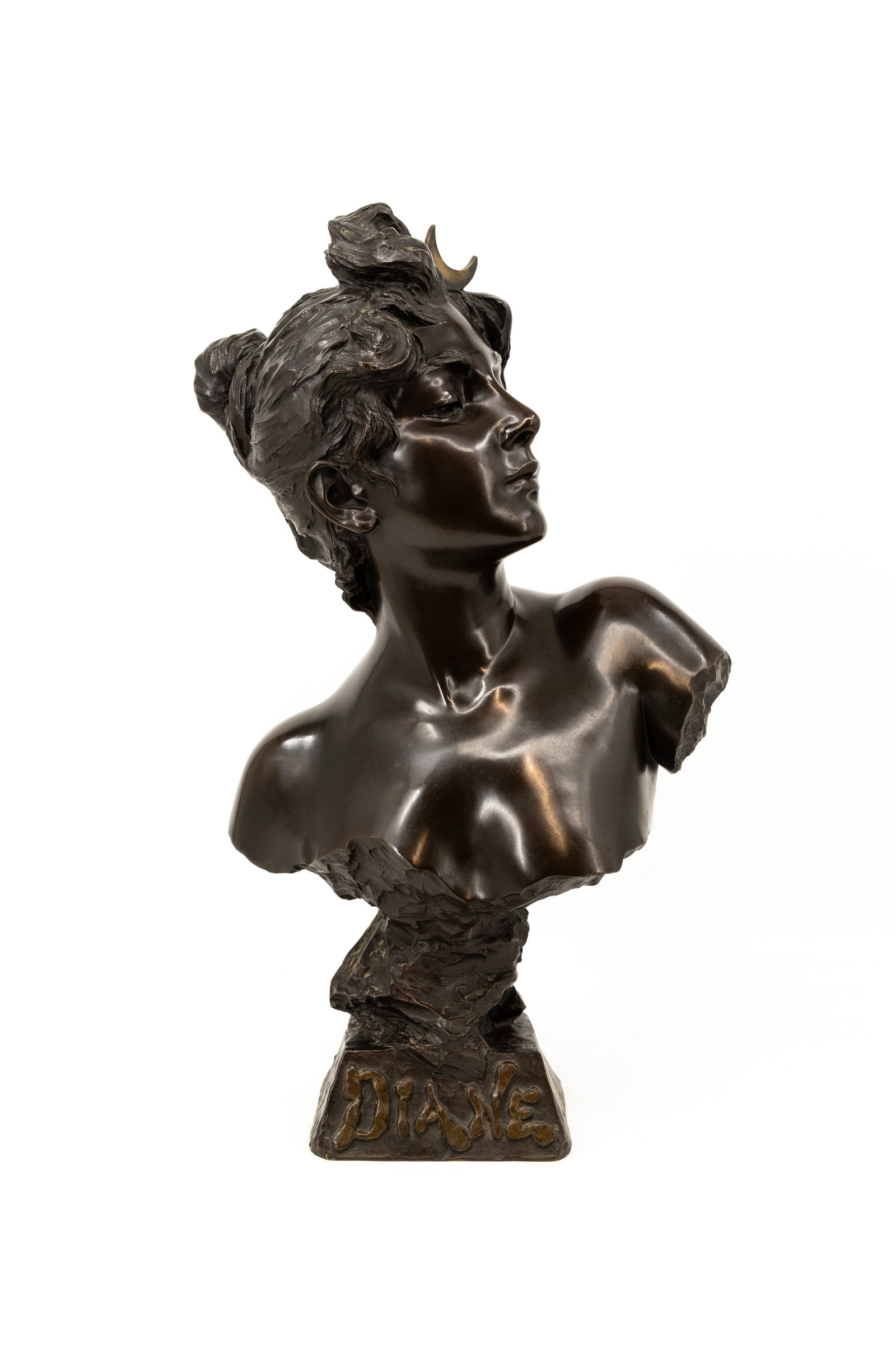 Emmanuel VILLANIS (1858-1914) "Diane" An antique art nouveau French patinated bronze bust sculpture: Emmanuel VILLANIS (1858-1914) "Diane". An antique art nouveau French patinated bronze bust sculpture of the Roman goddess Diana. Signed and Parisian foundry stamp. 19th/20th century. H: 57,5 cm