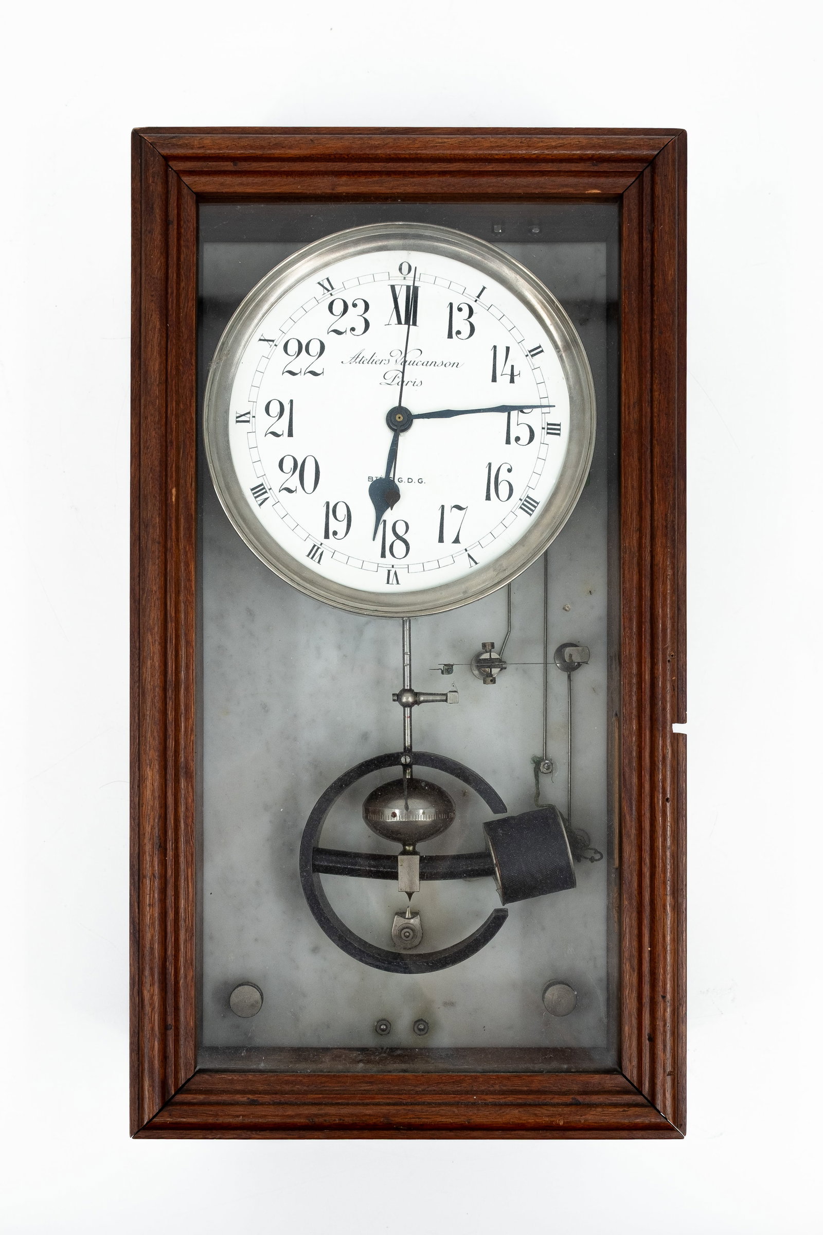 A rare antique French electric wall clock signed "Atelier Vaucanson, Paris": A rare antique French electric wall clock signed "Atelier Vaucanson, Paris", with visible precision movement mounted on a marble backplate. Circa 1900-1920s. H: 43,5 - W: 24 cm