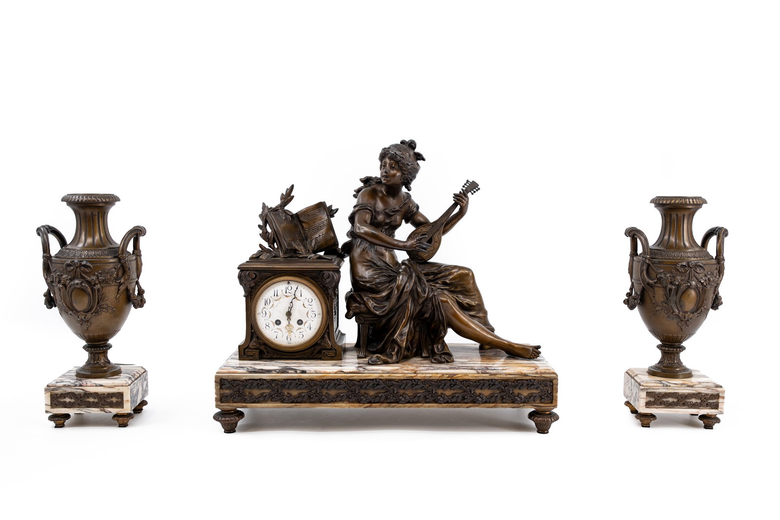 A large antique figural mantel clock set in patinated spelter and marble mountings: A large antique figural mantel clock set in patinated spelter and marble mountings with two matching urn vases. Circa 1900. H: 50 - W: 59 cm, clock
