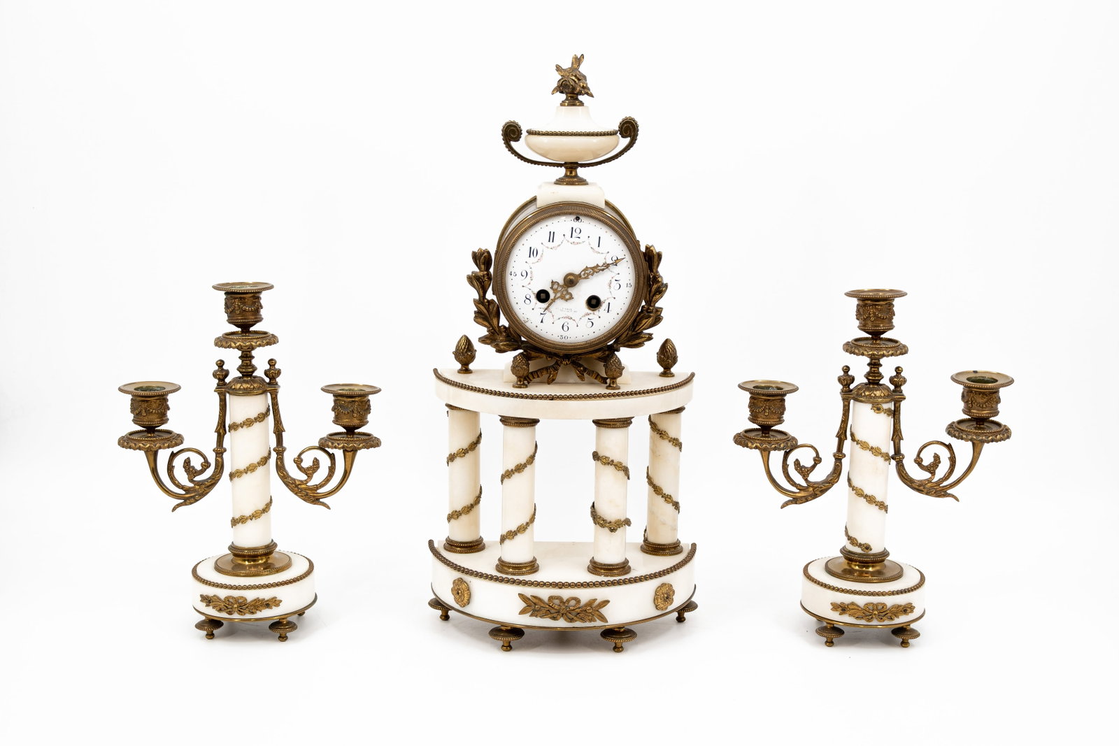 An antique matching Neoclassical-style mantel clock set in white marble: An antique matching Neoclassical-style mantel clock set in white marble finely decorated with gilt bronze mounts. Circa 1900. H: 45 - W: 22 cm, clock