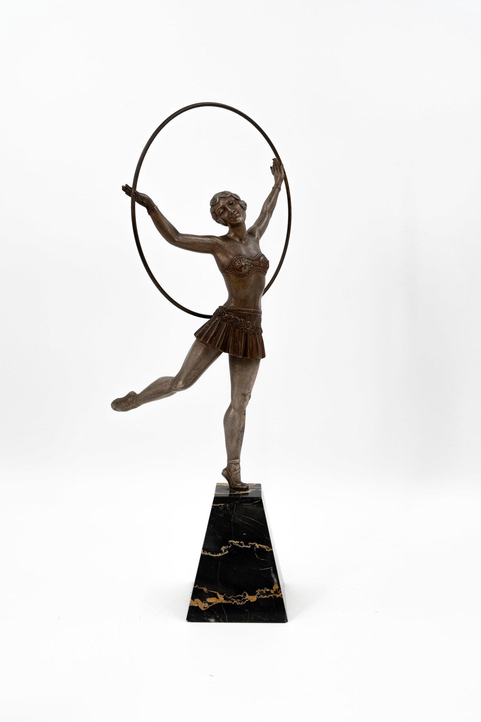 Enrique Molins BALLESTE (1893-1958) An art deco patinated spelter figural sculpture of a dancer: Enrique Molins BALLESTE (1893-1958) An art deco patinated spelter figural sculpture of a female dancer. Mounted on a veined black marble base. Marked, circa 1900-1920s. H: 51,5 cm