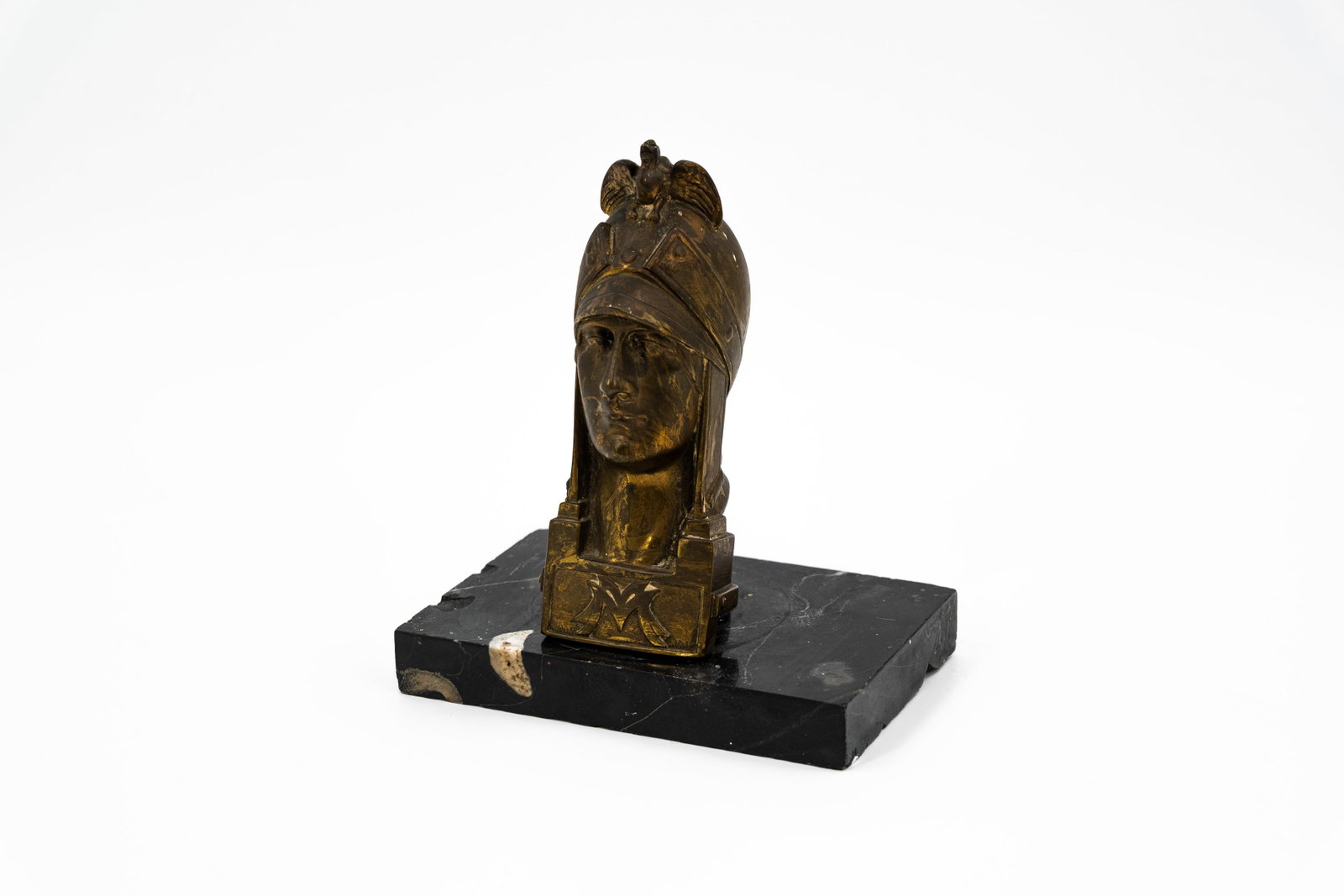 Pierre DE SOETE (1886-1948) A bronze Minerva automobile mascot: Pierre DE SOETE (1886-1948) A bronze Minerva automobile mascot, used on the marque's 12CV six models between 1922 and 1932, mounted on a black marble base. Signed P. de Soete. Circa 1920s. H: 16,5 cm