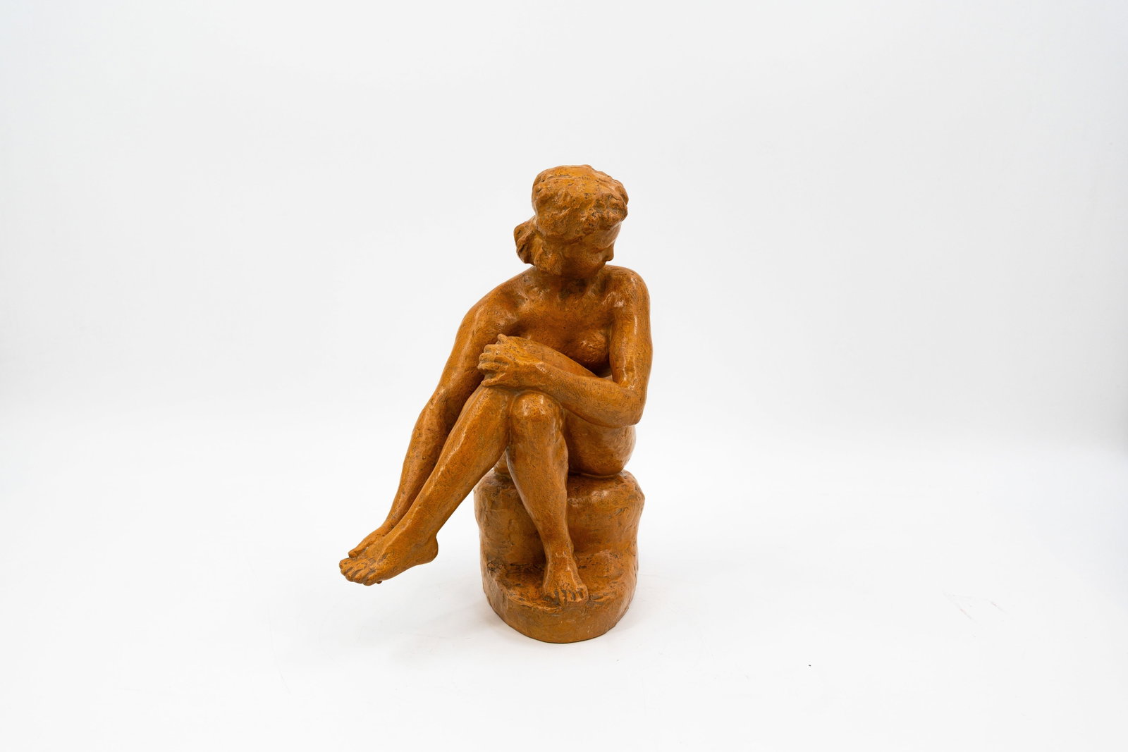Maurice DE KORTE (1889-1971) A Belgian patinated terracotta figure of a sitting nude lady: Maurice DE KORTE (1889-1971) A Belgian patinated terracotta figural sculpture of a sitting nude lady. Signed and numbered 20/24. H: 30 cm