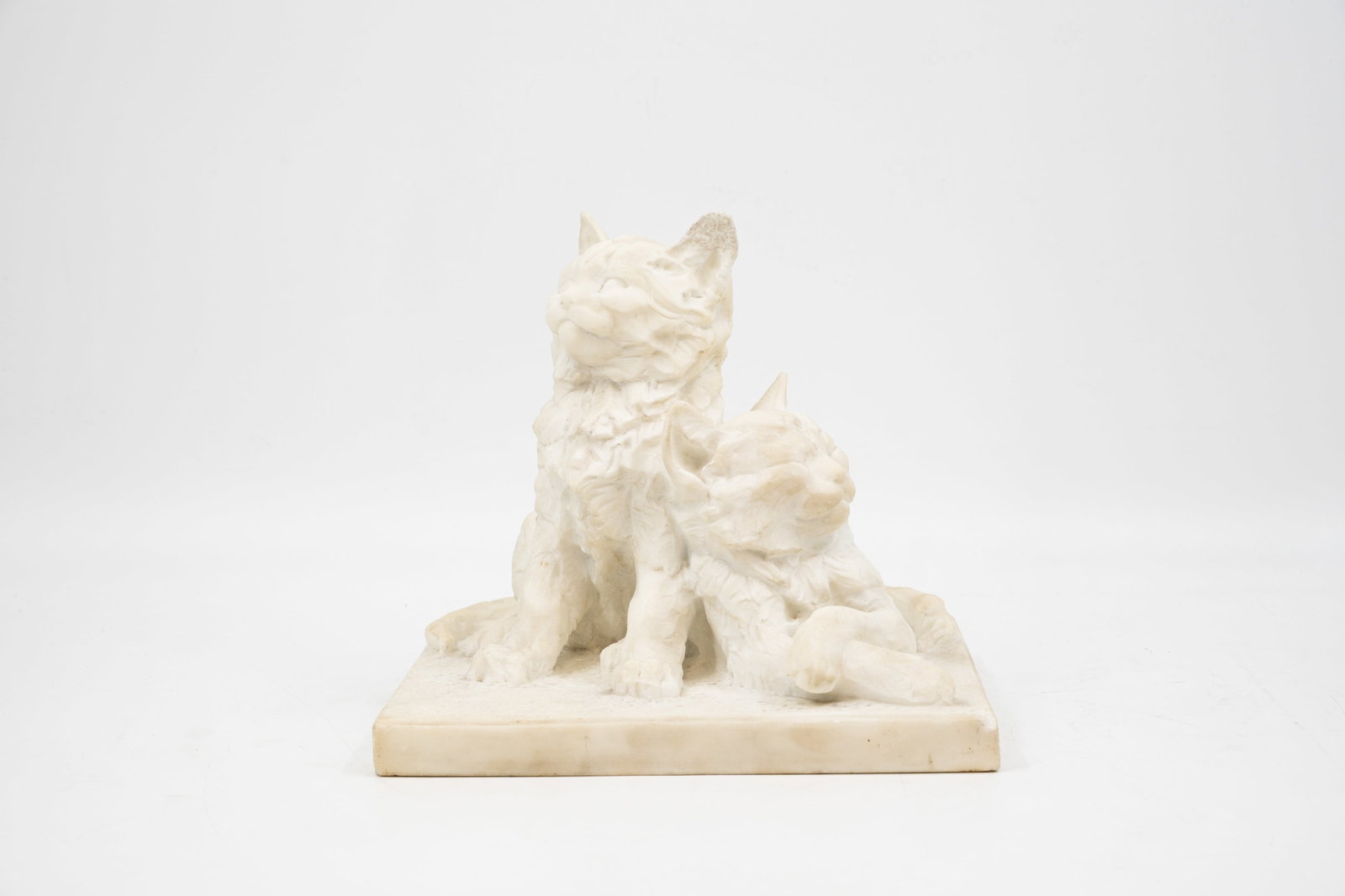 Louise HAERENS-ROBELIUS (1884-1961) A Belgian carved white marble sculpture: Louise HAERENS-ROBELIUS (1884-1961) A Belgian carved white marble sculpture of two resting cats. Signed, 20th century. H: 24 - W: 26 cm