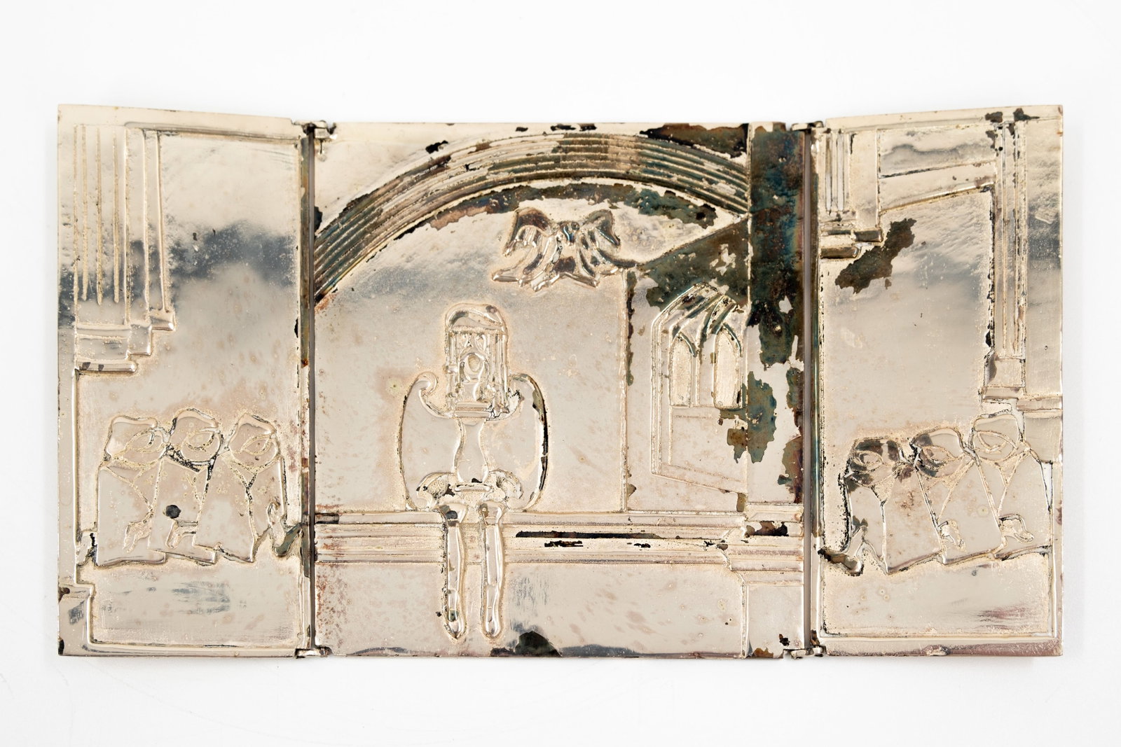 Vic GENTILS (1919-1997) A figural decorated silver plated bronze triptych plaque: Vic GENTILS (1919-1997) A figural decorated silver plated bronze triptych plaque. Signed and numbered 19/25. 20th century. H: 13 - W: 23 cm, open
