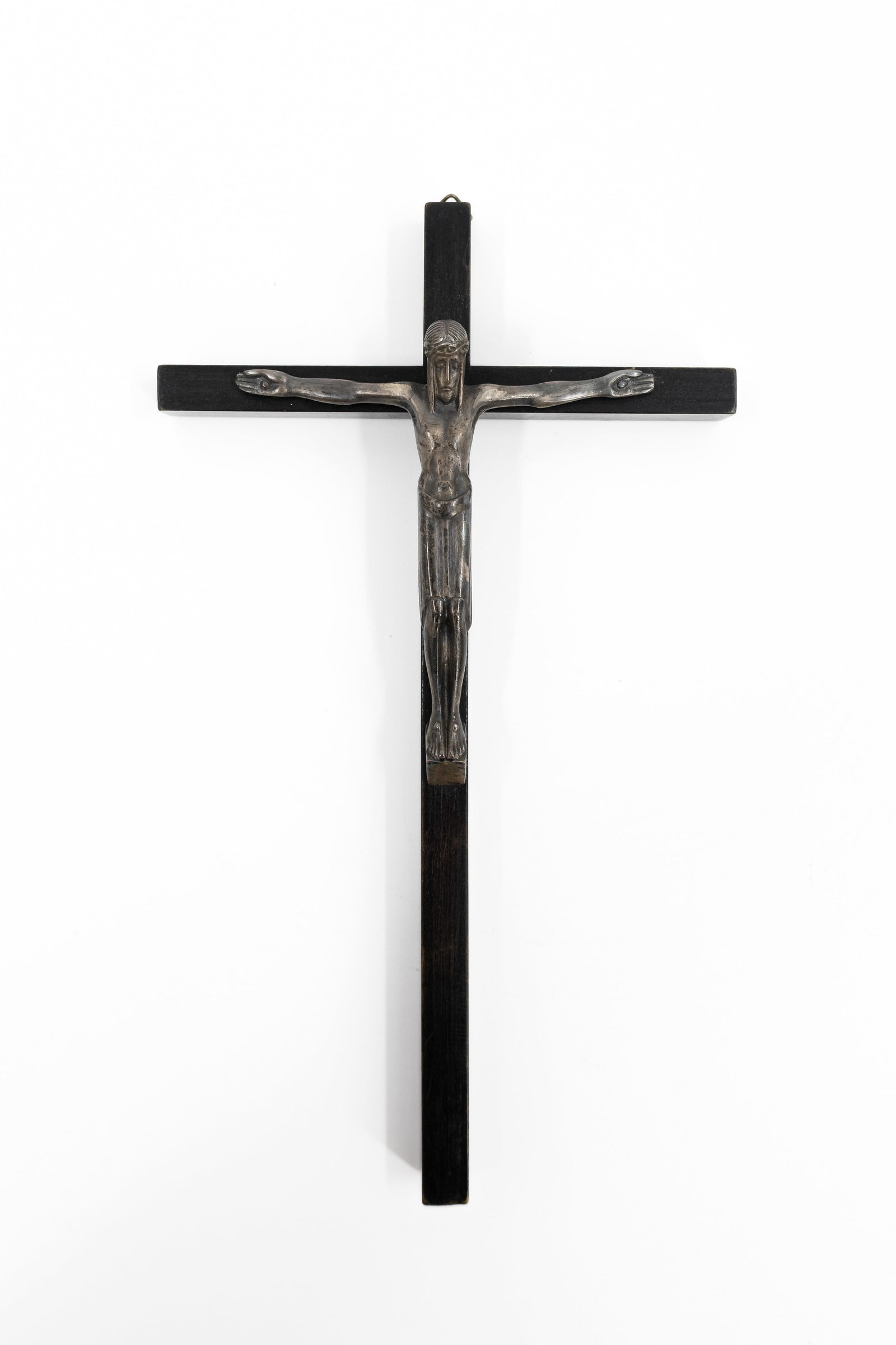 Félix JACQUES (1897-1966) An art deco silver plated bronze figure of Christ on a wooden cross: Félix JACQUES (1897-1966) An art deco silver plated bronze figure of Christ, mounted on a blackened wooden cross. Marked, circa 1920s. H: 26 - W: 15,5 cm