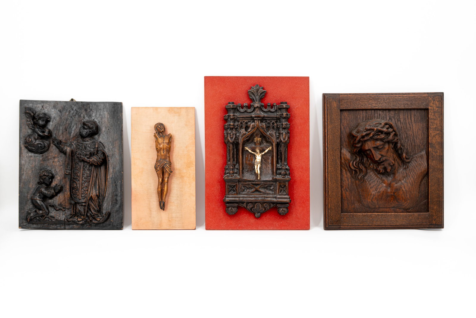 A composed lot of four religious decorated wall ornaments (1 of 8)