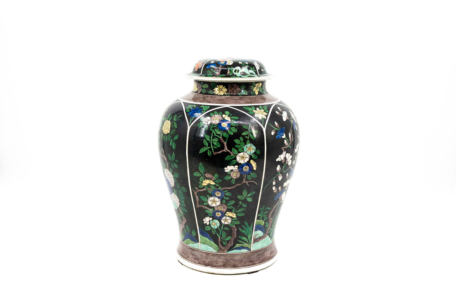 An antique florally decorated Chinese famille verte style covered French Samson porcelain vase: An antique florally decorated Chinese famille verte style covered French Samson porcelain vase. Marked, early 20th century. H: 38,5 cm