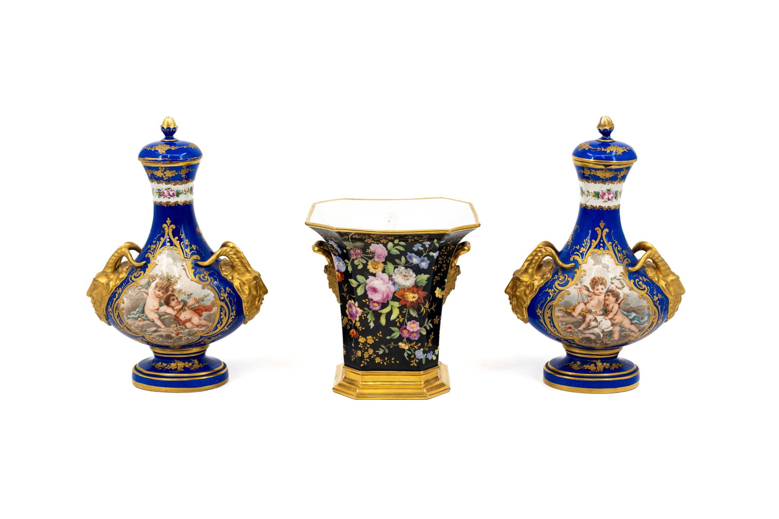 A composed lot of three French Paris variously decorated porcelain objects (1 of 18)