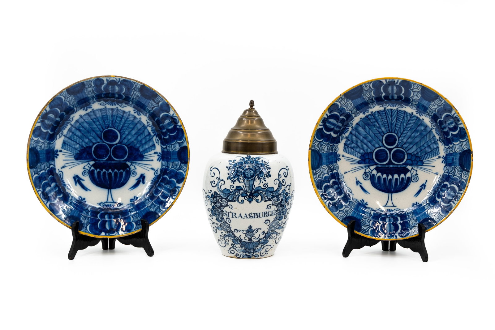A composed lot of three Dutch Delfts blue and white decorated ceramic objects (1 of 14)