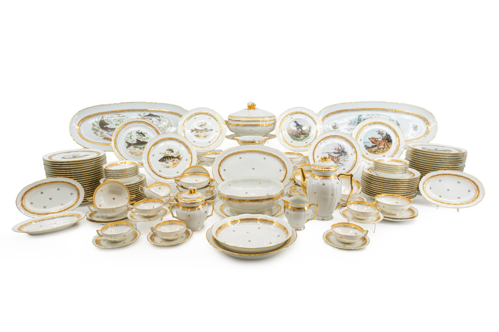 A large 140-piece porcelain tableware set marked by Limoges (1 of 20)
