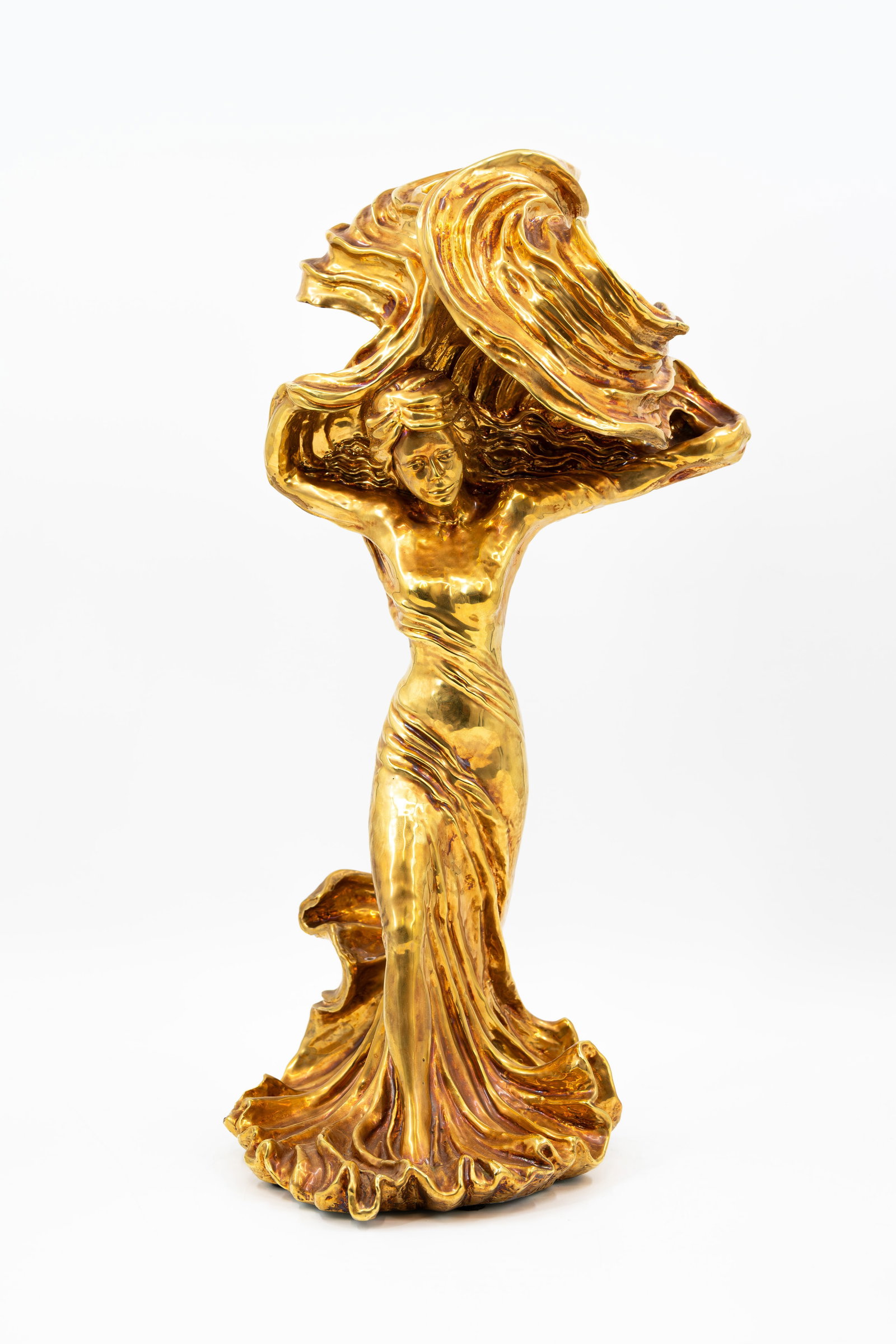 A vintage seventies gilt glazed porcelain figure of a lady by Edoardo Tasca: A vintage seventies gilt glazed porcelain figure of a lady, "Scultura Viva" by Edoardo Tasca. Marked and numbered 510/1000, 20th century. H: 55 cm
