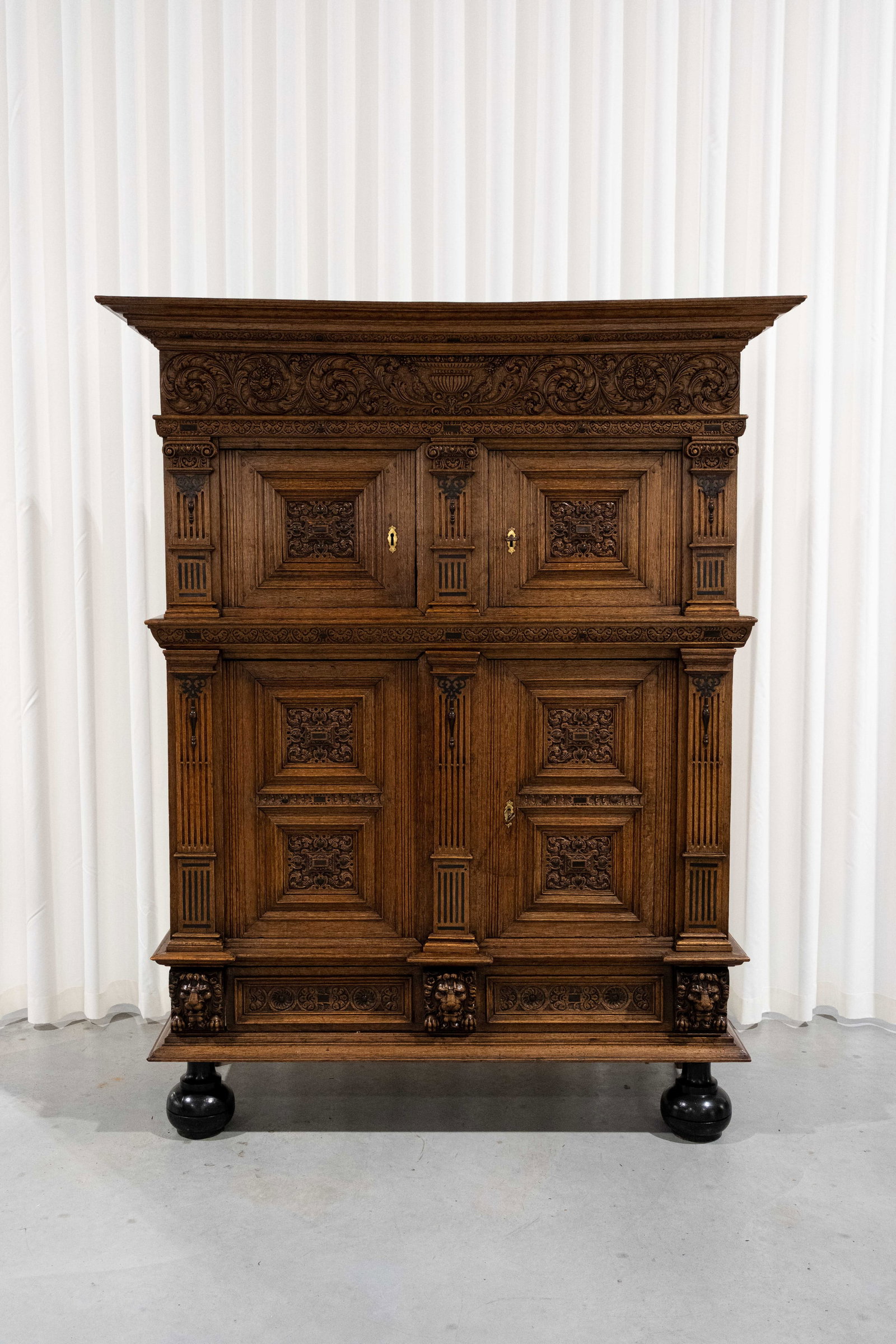 An antique Dutch Renaissance finely carved wooden four doors cabinet: An antique Dutch Renaissance finely carved wooden four doors cabinet. 18th/19th century. H: 205 - W: 162 - D: 66 cm
