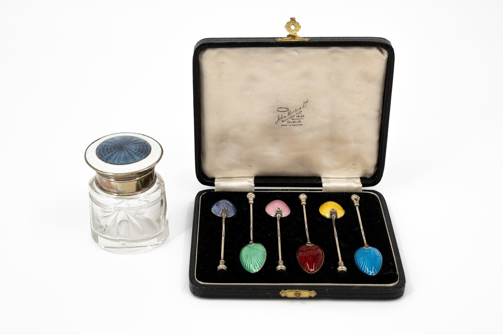 A composed lot of small silver spoons with guilloché enamel and a cut crystal box: A composed lot of small silver spoons with guilloché enamel and a cut crystal box. Six small spoons are in matching box by John Morton Dublin. England, hallmarks, 19th/20th century. H: 8 cm, jar
