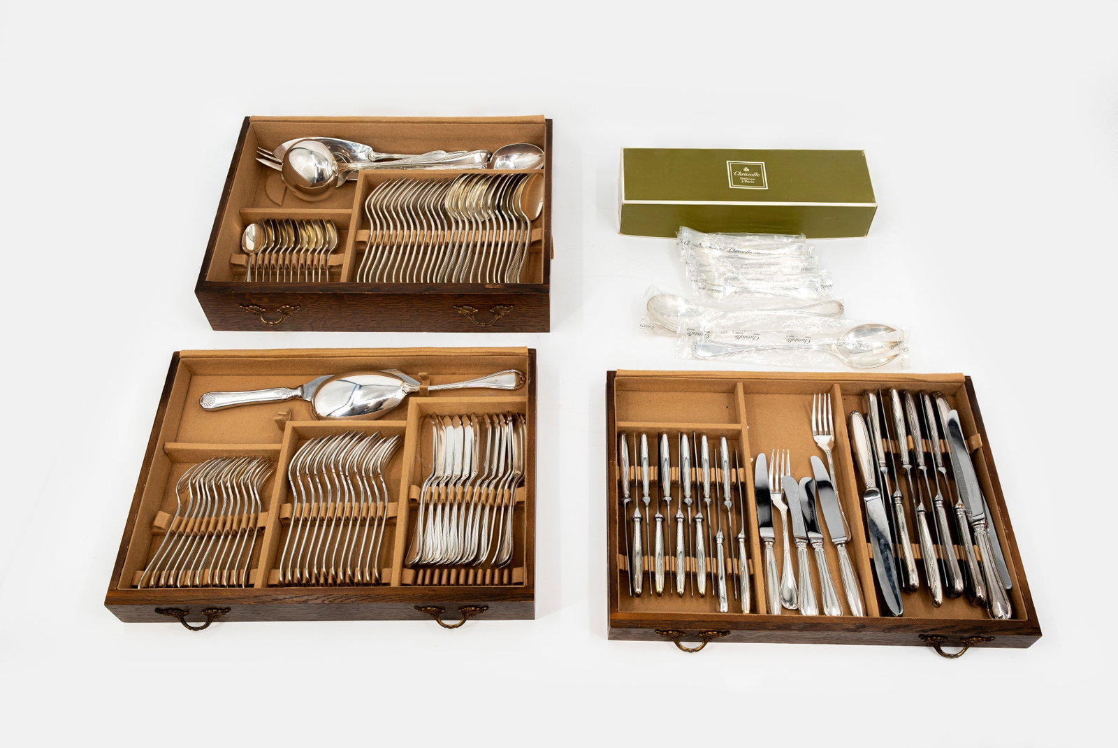 A French silver-plated CHRISTOFLE 123-piece cutlery set - model Rubans: A French silver-plated CHRISTOFLE 123-piece cutlery set - model Rubans. Comes in wooden box. Consisting of: - 12 soup spoons. - 12 tea spoons. - 12 dinner forks. - 12 fish forks. - 12 dinner kni