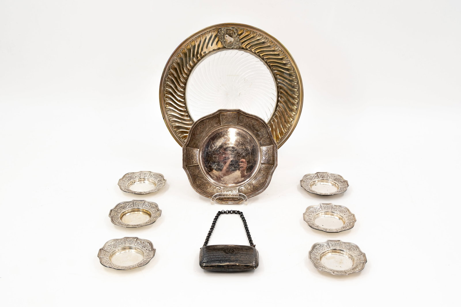 A composed lot of nine variously shaped silver plates and objects (1 of 14)