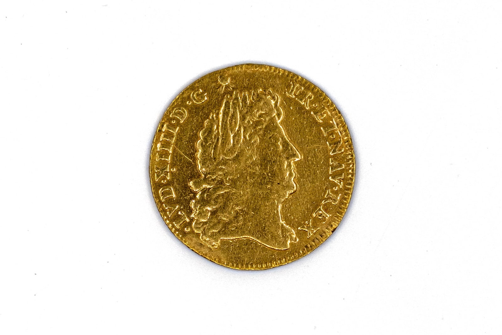 A French gold Louis d'Or coin of Louis XIV, dated 1690: A French gold Louis d'Or coin of Louis XIV, dated 1690. With laureate and draped bust of Louis XIV on the obverse, and crowned shield with fleurs-de-lis on the reverse. Weight: 6,5g