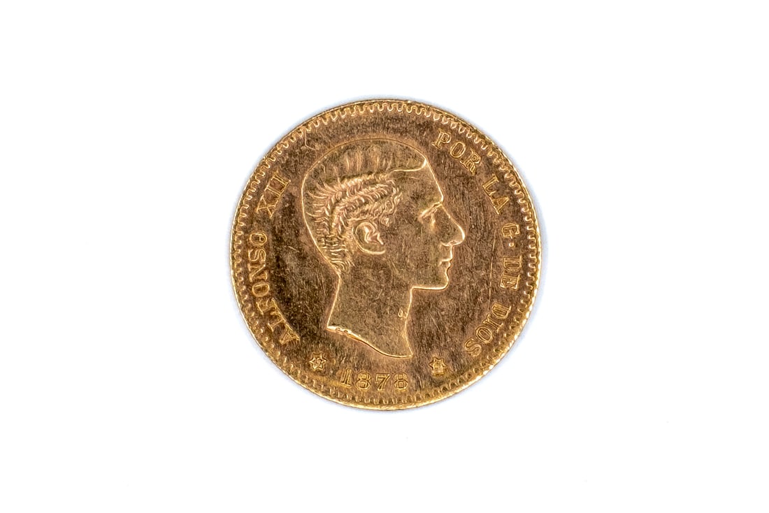 A Spanish gold 10 Pesetas coin of Alfonso XII, dated 1878: A Spanish gold 10 Pesetas coin of Alfonso XII, dated 1878. With bare head of Alfonso XII on the obverse, and crowned arms of Spain on the reverse. Weight: 3,2g