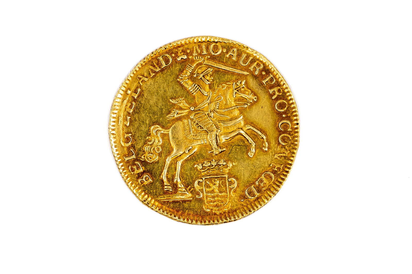 A Dutch gold 14 gulden coin of Holland, dated 1763: A Dutch gold 14 gulden coin of Holland, dated 1763. With armoured rider on horseback above crowned provincial arms, the reverse with crowned lion shield and value 14 G. Weight: 9,9g