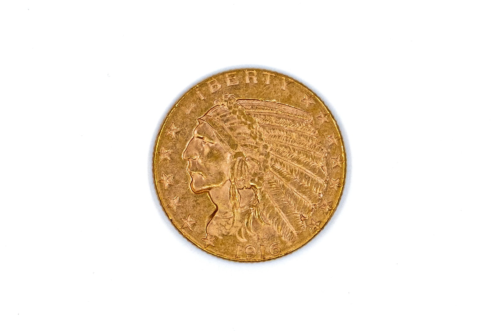 A United States gold 5 Dollars coin: A United States gold 5 Dollars coin, Indian Head type, dated 1916. With Native American head in feathered headdress on the obverse, and standing eagle on the reverse. Weight: 8,4g