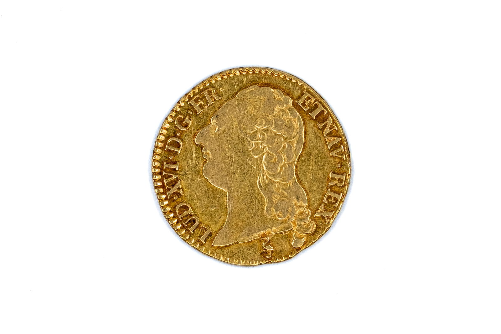 A French gold Louis d'or of Louis XVI, dated 1786: A French gold Louis d'or of Louis XVI, dated 1786. With head of Louis XVI on the obverse, and crowned quartered arms of France and Navarre on the reverse. Weight: 7,6g