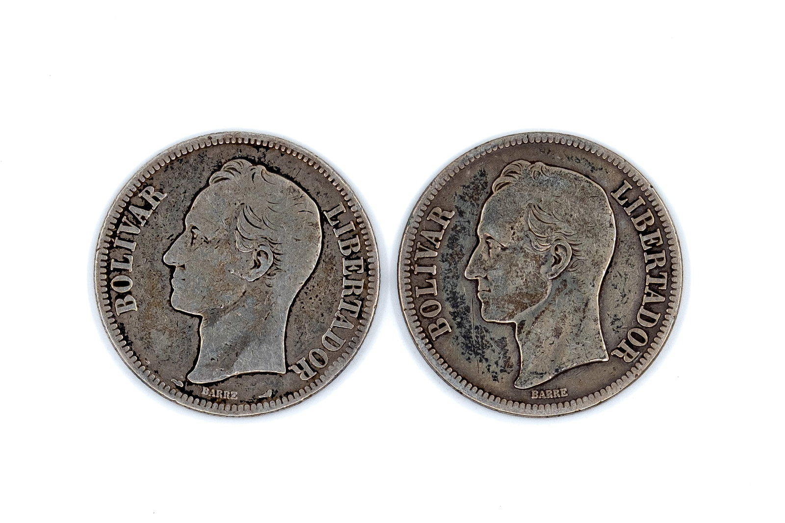 A lot of two Venezuelan silver 5 Bolívares coins, dated 1912 and 1919: A lot of two Venezuelan silver 5 Bolívares coins, dated 1912 and 1919. Comprising portrait issues of Simón Bolívar facing left, with "Estados Unidos de Venezuela" on the reverse and the national co