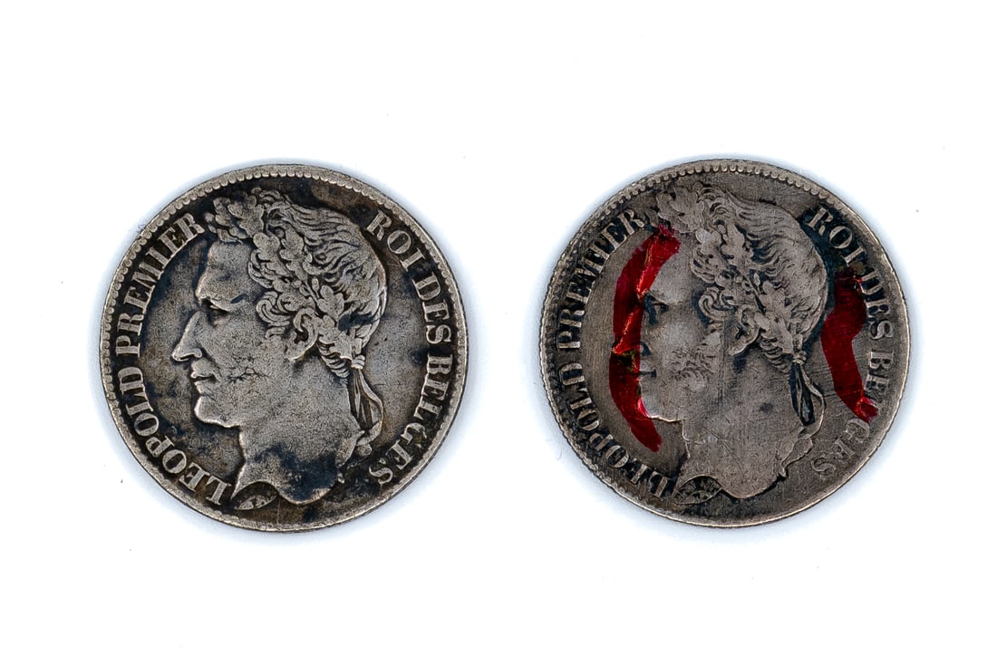 A pair of Belgian silver 1 Franc coins of Leopold I: A pair of Belgian silver 1 Franc coins of Leopold I, dated 1838 and 1834, with wreath reverse. Weight: 4,9 - 4,6g