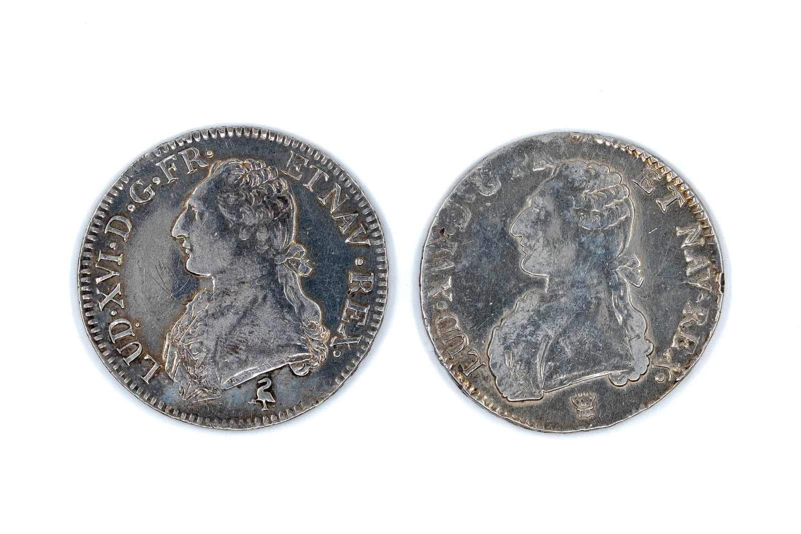 A pair of French silver Écu coins of Louis XVI: A pair of French silver Écu coins of Louis XVI, dated 1789 and 1785, with crowned arms within wreath reverse. Weight: 29,3 - 29,2g