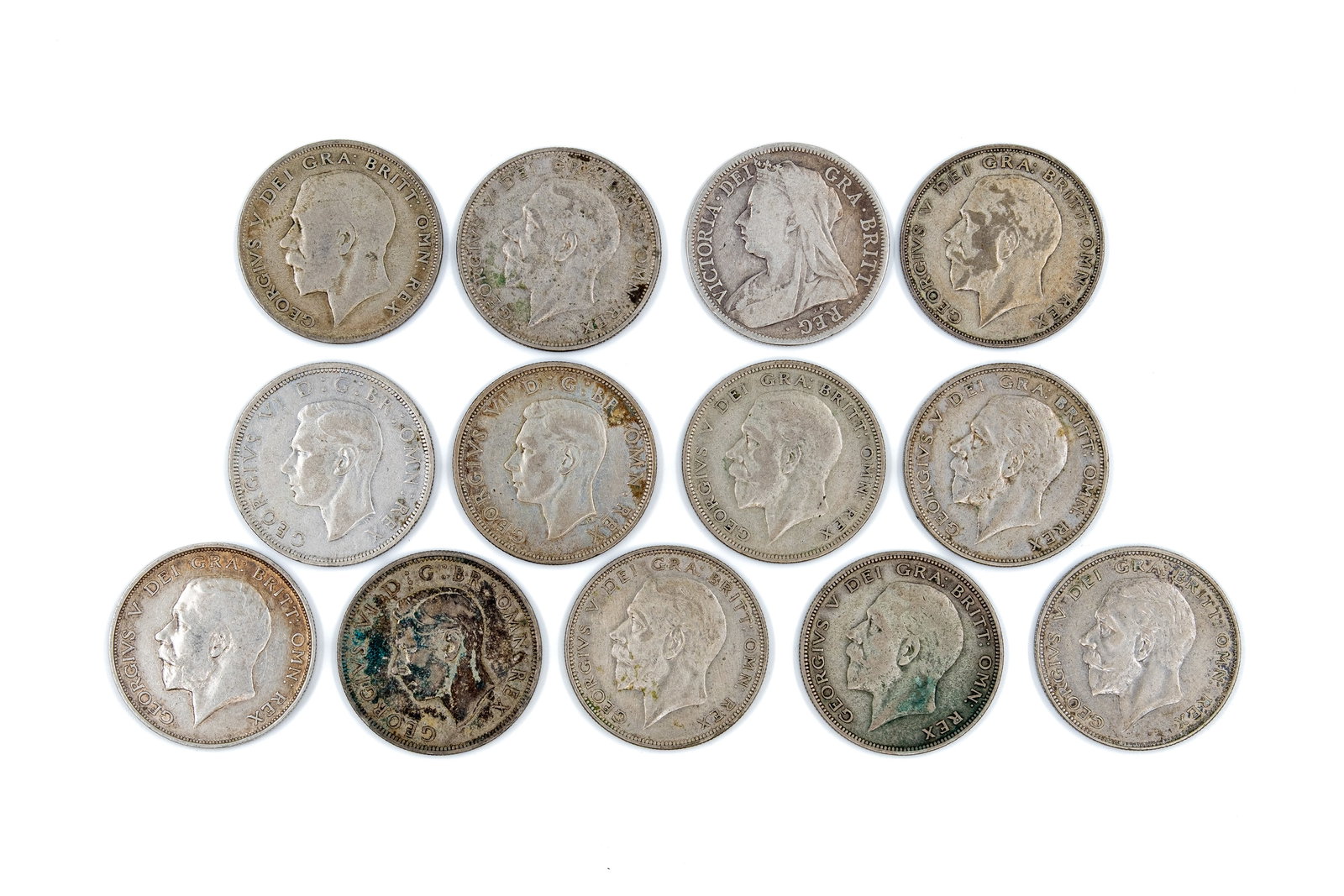 A mixed lot of 13 British silver half crowns from the 19th-early 20th century: A mixed lot of 13 British silver half crowns from the 19th-early 20th century. Includes issues from different monarchs (Victorian through early modern period), with standard shield reverses. Total wei