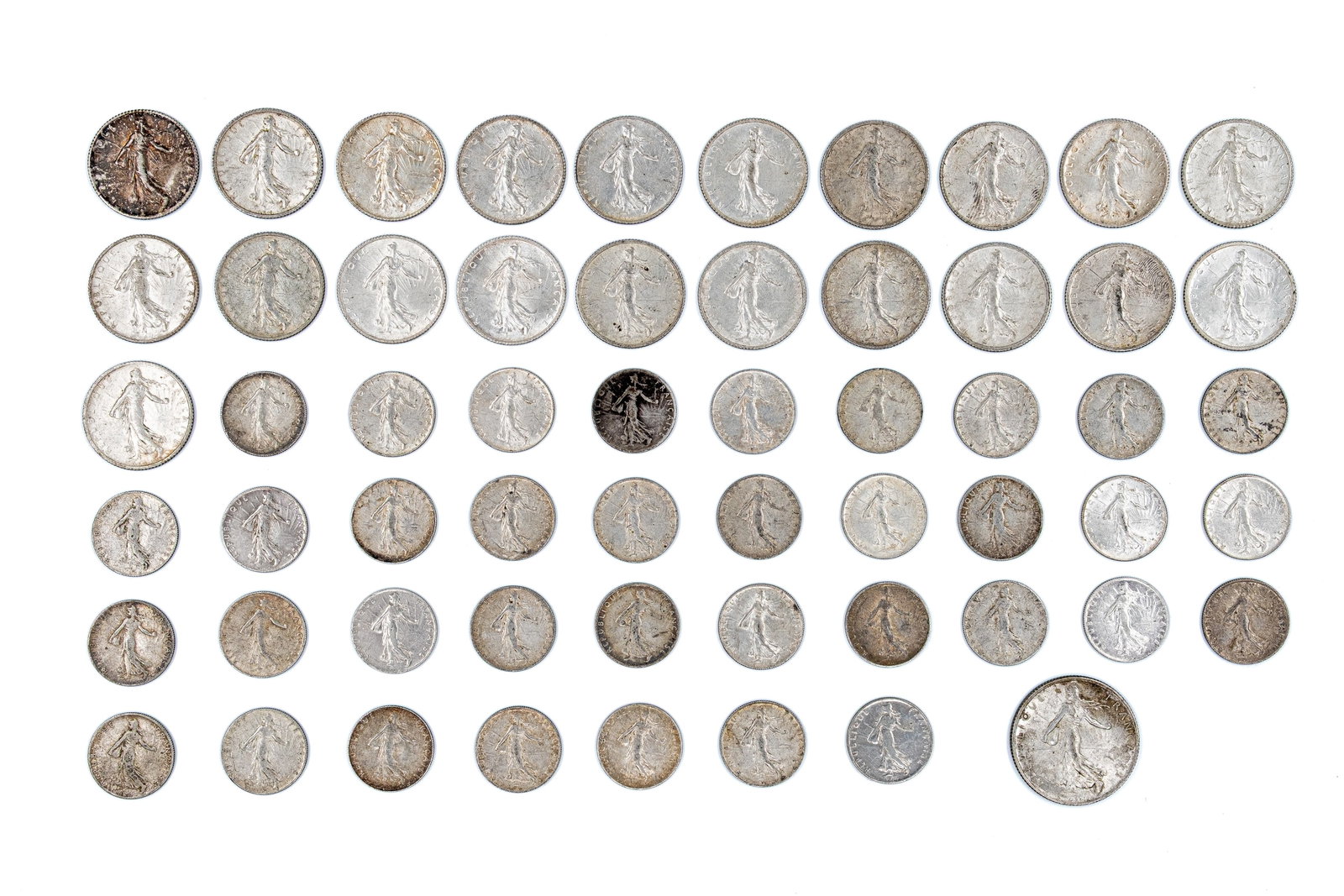 A large lot of 58 French silver Semeuse coins of the early 20th century: A large lot of 58 French silver Semeuse coins of the early 20th century. Comprising 2 Francs, 1 Franc and 50 Centimes pieces, all featuring the Sower design. Total weight: 212,4g