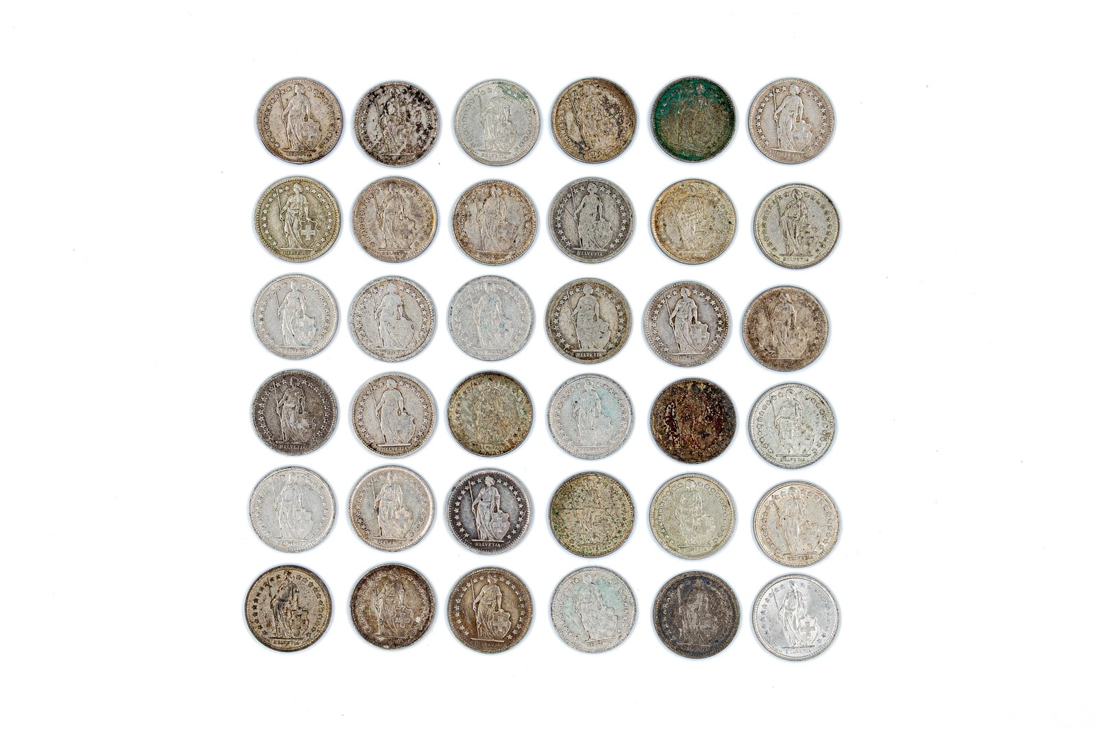 A lot of 36 Swiss silver 1/2 Franc coins, dated 1879-1967: A lot of 36 Swiss silver 1/2 Franc coins, dated 1879-1967. Comprising Helvetia standing type issues, with denomination within wreath on the reverse. Total weight: 89,2g