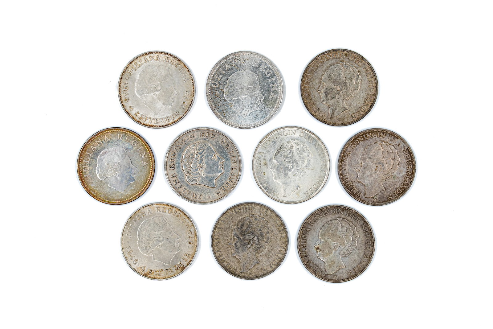 A lot of 10 Dutch silver coins of various queens, dated 1930-1978: A lot of 10 Dutch silver coins of Queen Juliana and Queen Wilhelmina, dated 1930-1978. Comprising all silver issues of the Netherlands, including 10 Gulden and 2 1/2 Gulden types, with crowned shield 