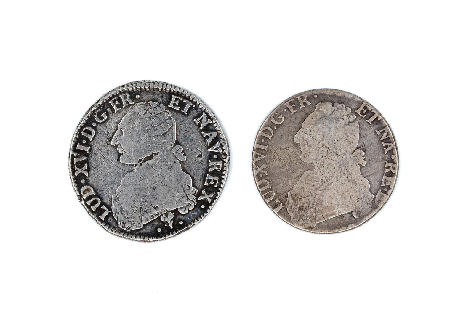A lot of two French silver issues of Louis XVI, dated 1784-1786: A lot of two French silver issues of Louis XVI, dated 1784-1786. Both royal silver issues with bust of Louis XVI and crowned monogram reverse. Weight: 28,1 - 25g